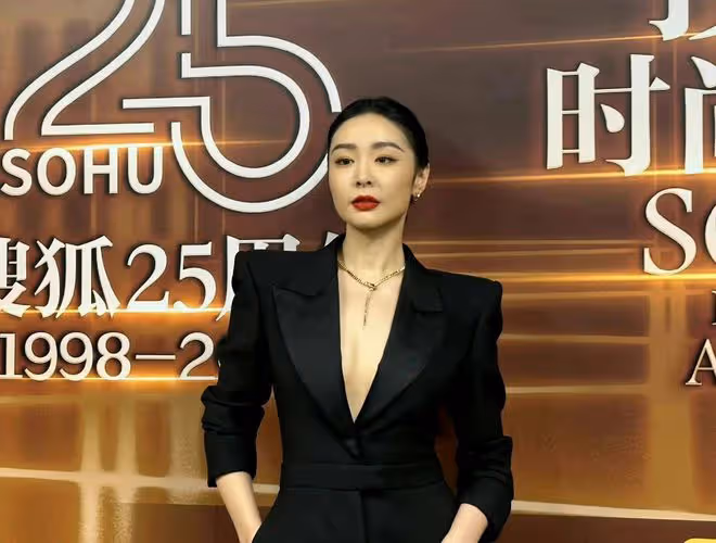 大嫂高葉真空西裝造型,豐滿的身材和前凸後翹的魅力征服了無數人