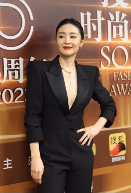 大嫂高葉真空西裝造型,豐滿的身材和前凸後翹的魅力征服了無數人