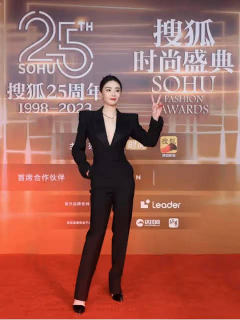 大嫂高葉真空西裝造型,豐滿的身材和前凸後翹的魅力征服了無數人