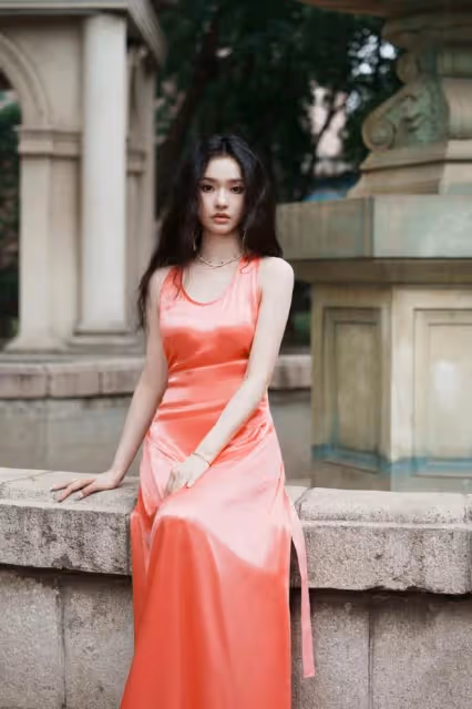 勇敢展現自我！林允粉紅露背裙子勾勒迷人曲線，傳遞自信時尚態度
