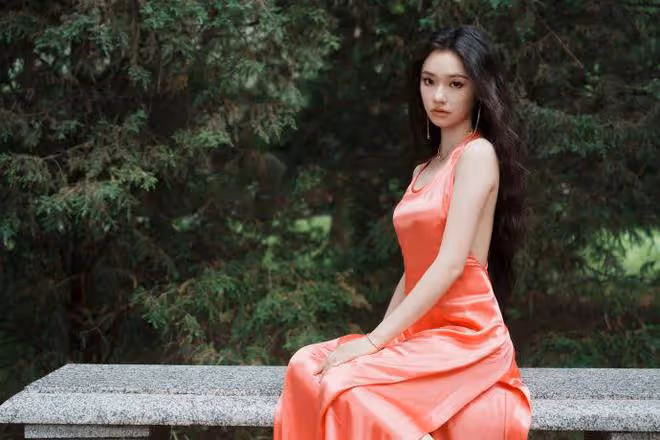 勇敢展現自我！林允粉紅露背裙子勾勒迷人曲線，傳遞自信時尚態度