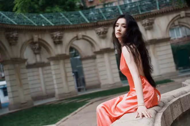 勇敢展現自我！林允粉紅露背裙子勾勒迷人曲線，傳遞自信時尚態度