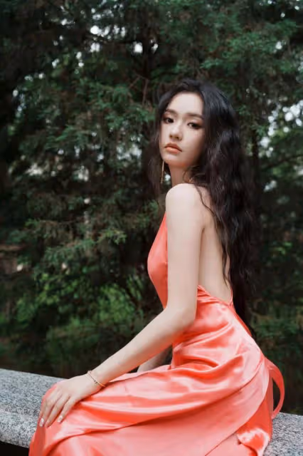 勇敢展現自我!林允粉紅露背裙子勾勒迷人曲線,傳遞自信時尚態度