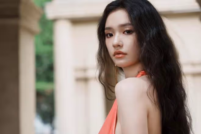 勇敢展現自我!林允粉紅露背裙子勾勒迷人曲線,傳遞自信時尚態度