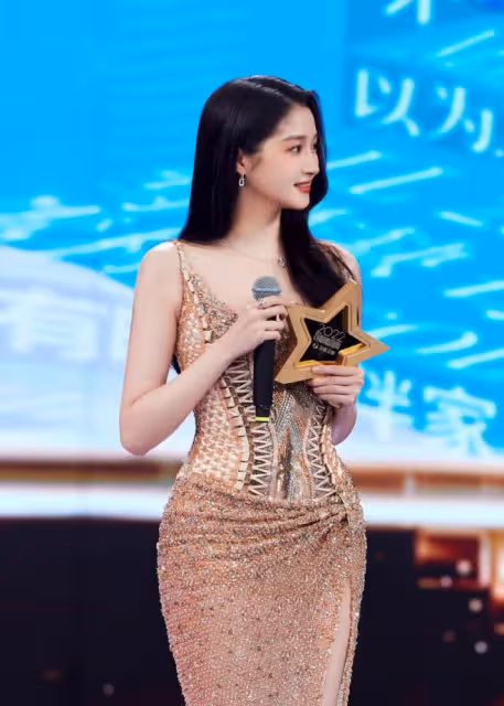 關曉彤的時尚品味備受矚目,穿亮片土黃色左開叉弔帶裙,時尚前衛