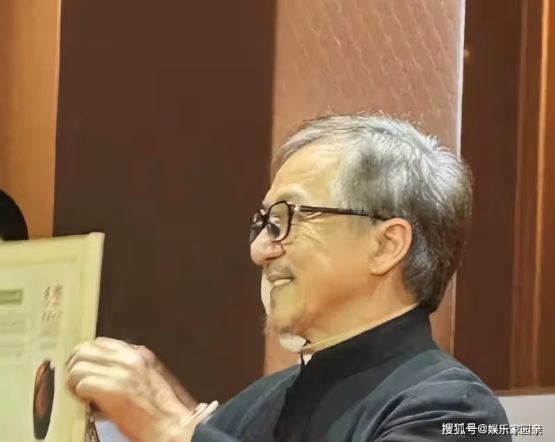 成龍老到認不出,身家豐厚卻自曝還債,細看資產,才明白他的格局