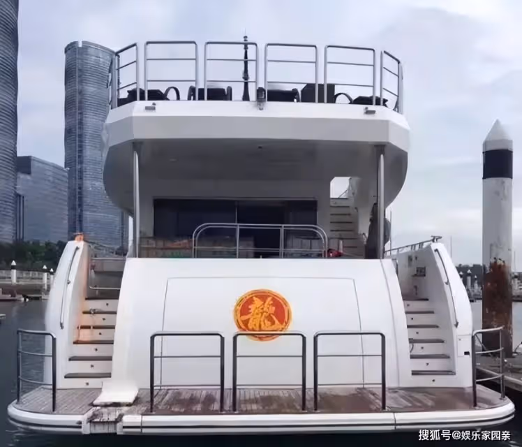 成龍老到認不出,身家豐厚卻自曝還債,細看資產,才明白他的格局
