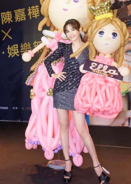 辣媽Ella越來越有女人味，穿深V拼接裙優雅性感，美得認不出