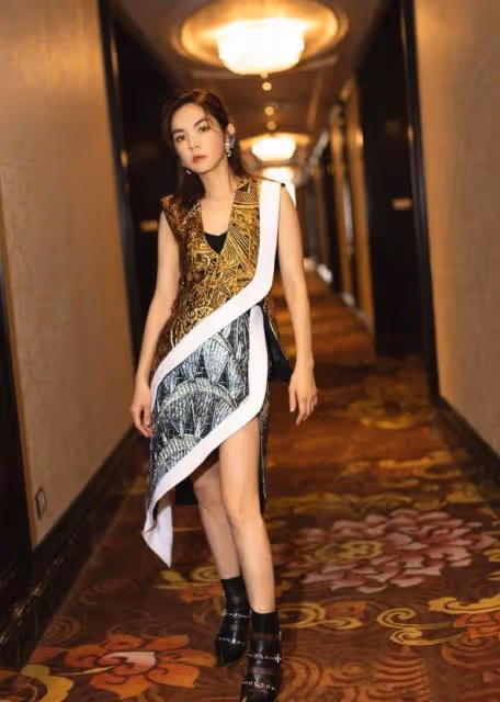 辣媽Ella越來越有女人味,穿深V拼接裙優雅性感,美得認不出