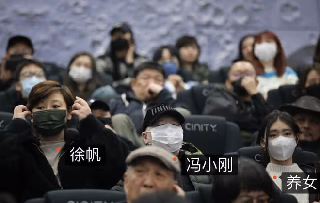 馮小剛一家三口被拍，他白髮蒼蒼，17歲女兒徐朵變漂亮不輸明星！