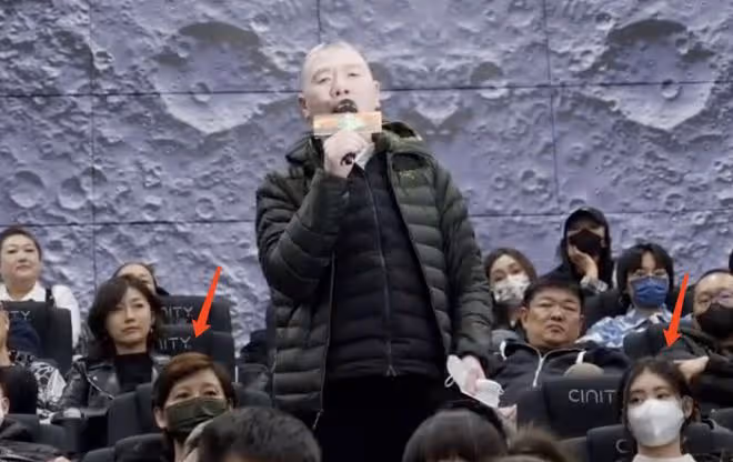 馮小剛一家三口被拍，他白髮蒼蒼，17歲女兒徐朵變漂亮不輸明星！