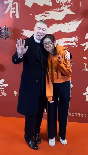 馮小剛一家三口被拍，他白髮蒼蒼，17歲女兒徐朵變漂亮不輸明星！
