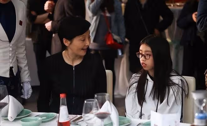 馮小剛一家三口被拍,他白髮蒼蒼,17歲女兒徐朵變漂亮不輸明星!