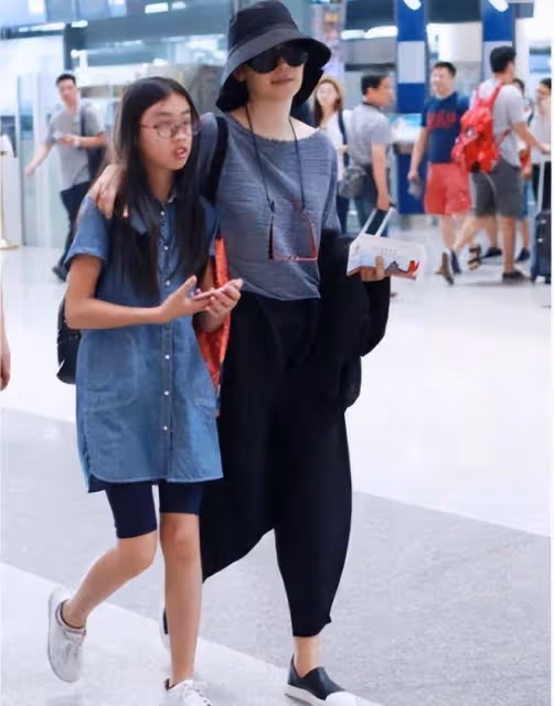馮小剛一家三口被拍,他白髮蒼蒼,17歲女兒徐朵變漂亮不輸明星!