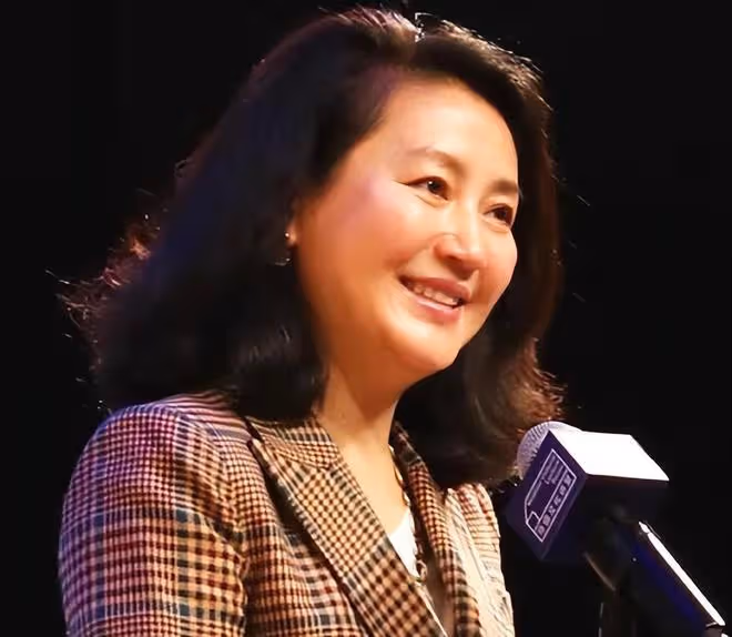 王小丫胖了得有20斤！淡妝難掩臉上蒼老感，身材圓潤但氣質更富態