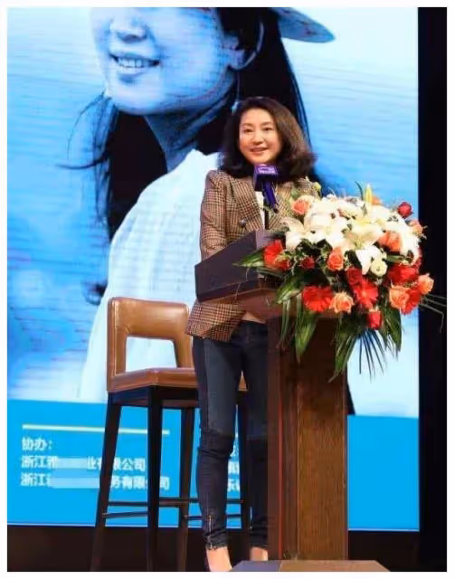 王小丫胖了得有20斤！淡妝難掩臉上蒼老感，身材圓潤但氣質更富態
