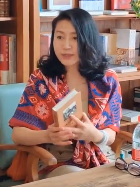 王小丫胖了得有20斤！淡妝難掩臉上蒼老感，身材圓潤但氣質更富態