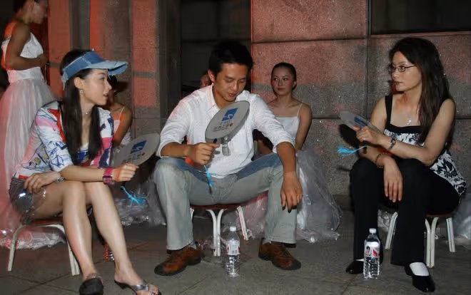 潘虹裝嫩失敗！穿弔帶風姿卓越，但穿高跟鞋配厚襪，又是老人穿法