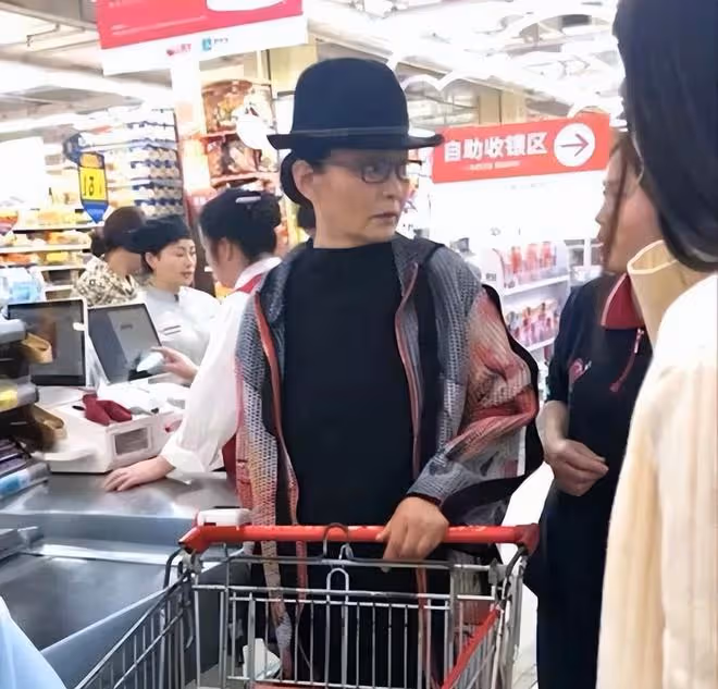 潘虹裝嫩失敗！穿弔帶風姿卓越，但穿高跟鞋配厚襪，又是老人穿法