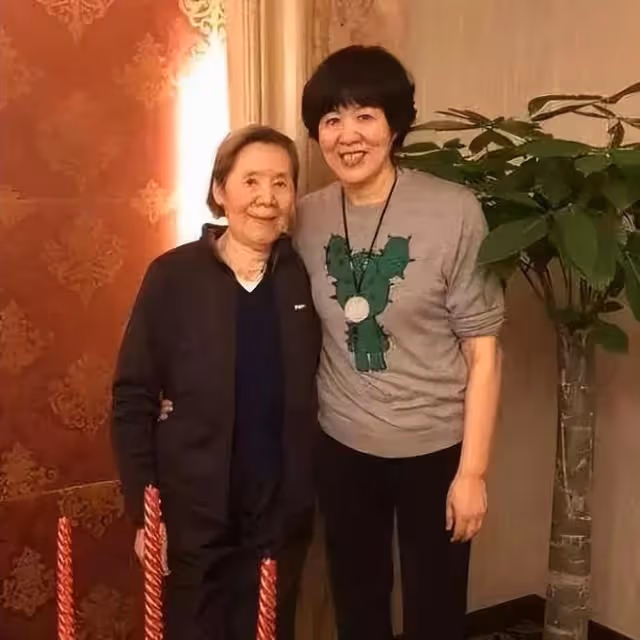 郎平相貌與媽媽如出一轍,87歲媽媽氣質更優雅,她穿T恤還有童心