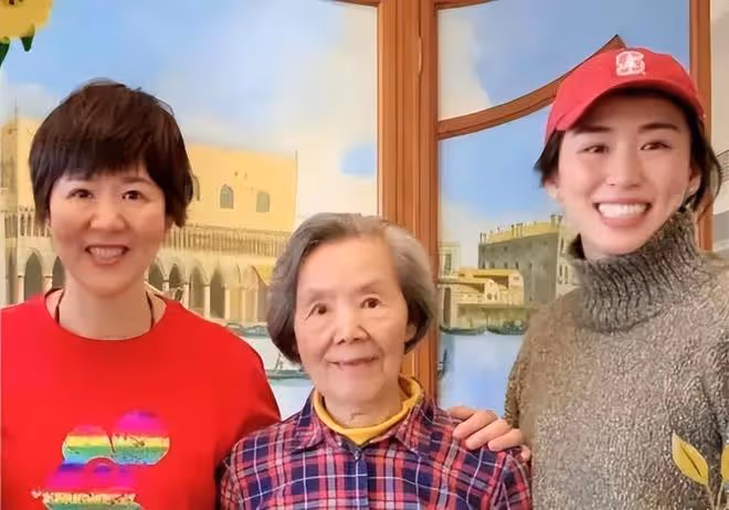 郎平相貌與媽媽如出一轍,87歲媽媽氣質更優雅,她穿T恤還有童心