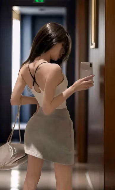夏日浪漫,交叉美背弔帶與半裙的純欲魅力