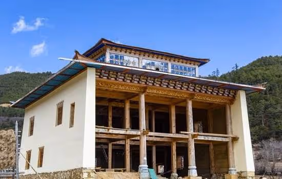 我和老伴退休金都9千多,回村養老煩惱多,吃頓排骨還得關起大門