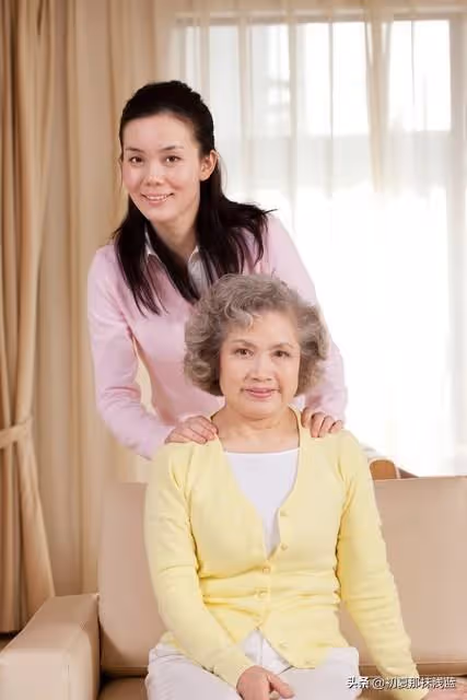 房子是我和老公一人出一半買的，平常婆婆也跟我們住一起。最近我媽生病「我接她來住我家」好親自照顧！結果才第3天「我老公就嫌棄我媽有老人味」要她回老家，於...