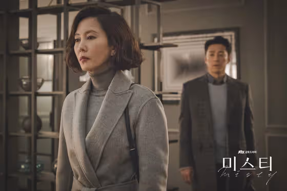 男友家境不好,我依舊選擇嫁給他,還替他買車買房。婚後某天打掃家裡,我意外「在床下找到一個盒子」打開一看我怒提離婚