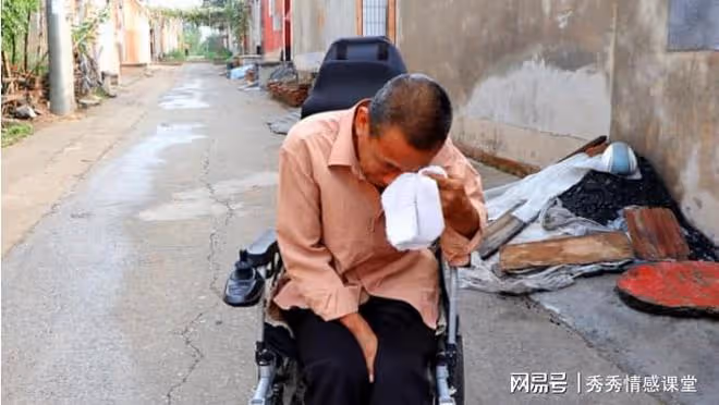 偶遇前夫,那個曾對我海誓山盟的男人,正坐在輪椅上面流淚