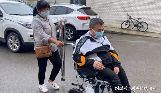 偶遇前夫,那個曾對我海誓山盟的男人,正坐在輪椅上面流淚