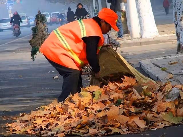 我家很窮，家境優渥的同學從小就一直幫助我！結果長大後我們成了最好的朋友…有一天他做生意出事急需用錢，我二話不說「湊出30萬交給他」！3個月後「我收到一則轉帳紀錄」一看傻在原地