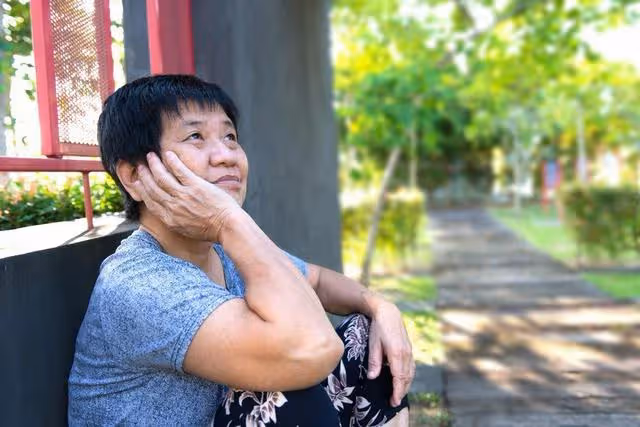 住在兒子家幫忙帶孩16年！孫子一考上大學「媳婦就趕我走」我們5年沒見　孫子要結婚「兒子媳婦卻突然上門了」