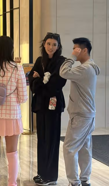 澳門偶遇!奚夢瑤何猷君帶小姑子出遊,一家人穿搭休閒感情好