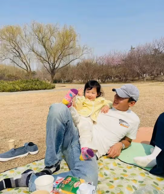 朱珠一家三口公園放風箏,網友:這鬆弛感太讓人羨慕了!