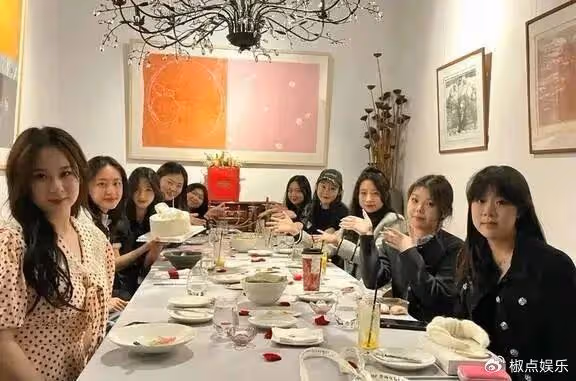 馮小剛為養女慶18歲生日，長得很像爸爸，網友：「根本就是親生的」
