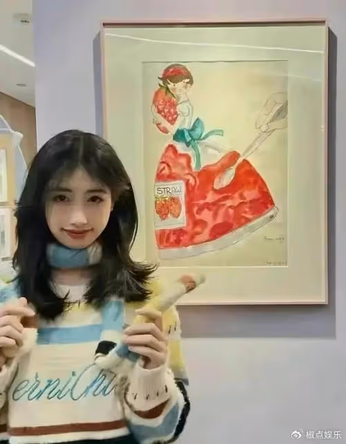 馮小剛為養女慶18歲生日，長得很像爸爸，網友：「根本就是親生的」