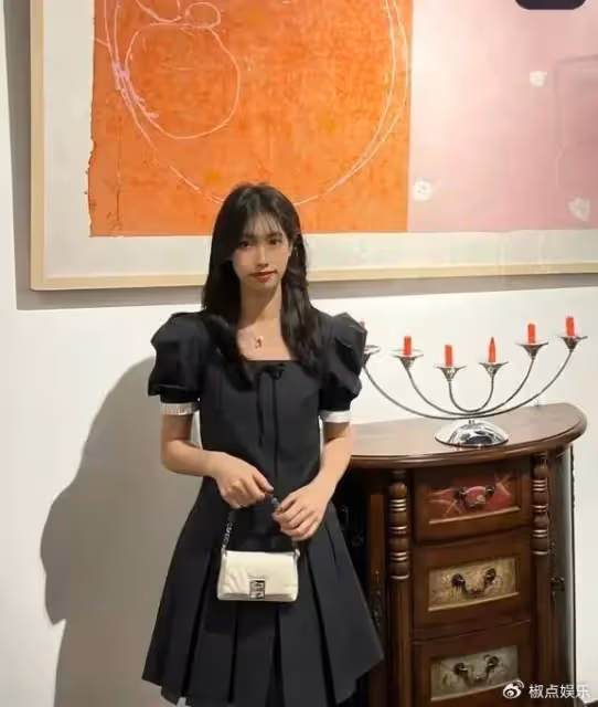 馮小剛為養女慶18歲生日，長得很像爸爸，網友：「根本就是親生的」