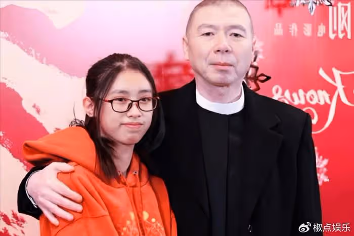 馮小剛為養女慶18歲生日，長得很像爸爸，網友：「根本就是親生的」