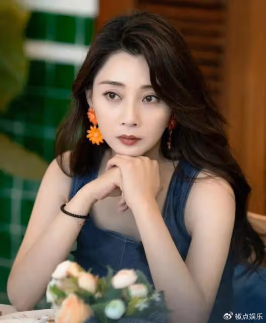 她是沈騰初戀,前夫受賄入獄,前男友砍傷李小冉男友,如今43歲無人敢