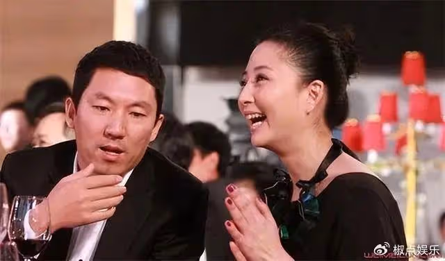 她是沈騰初戀,前夫受賄入獄,前男友砍傷李小冉男友,如今43歲無人敢