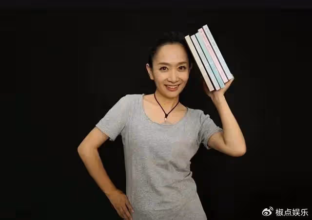 主持人王芳,24歲辭鐵飯碗,嫁大15歲教授,獨自產檢生女,後悔嗎