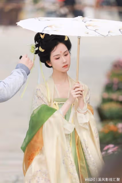 陳都靈唐裝撐傘驚艷,盤發淡黃衣裙,生圖絕美,不愧是天選古人!
