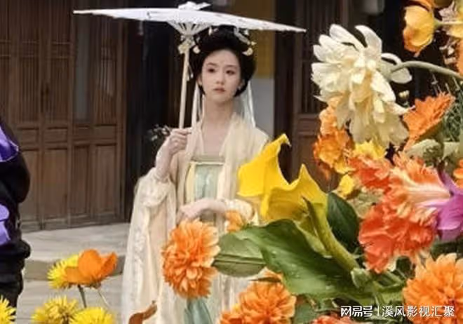 陳都靈唐裝撐傘驚艷,盤發淡黃衣裙,生圖絕美,不愧是天選古人!