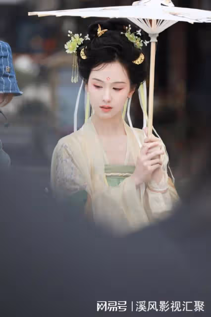 陳都靈唐裝撐傘驚艷,盤發淡黃衣裙,生圖絕美,不愧是天選古人!