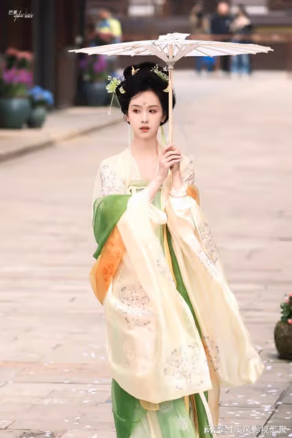 陳都靈唐裝撐傘驚艷,盤發淡黃衣裙,生圖絕美,不愧是天選古人!