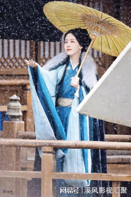 陳都靈唐裝撐傘驚艷,盤發淡黃衣裙,生圖絕美,不愧是天選古人!
