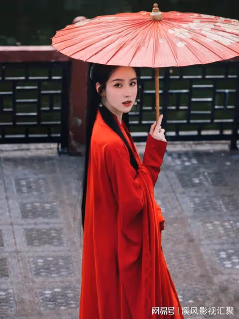 陳都靈唐裝撐傘驚艷,盤發淡黃衣裙,生圖絕美,不愧是天選古人!