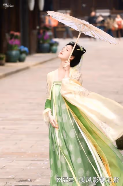 陳都靈唐裝撐傘驚艷,盤發淡黃衣裙,生圖絕美,不愧是天選古人!