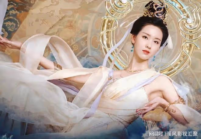 陳都靈唐裝撐傘驚艷,盤發淡黃衣裙,生圖絕美,不愧是天選古人!